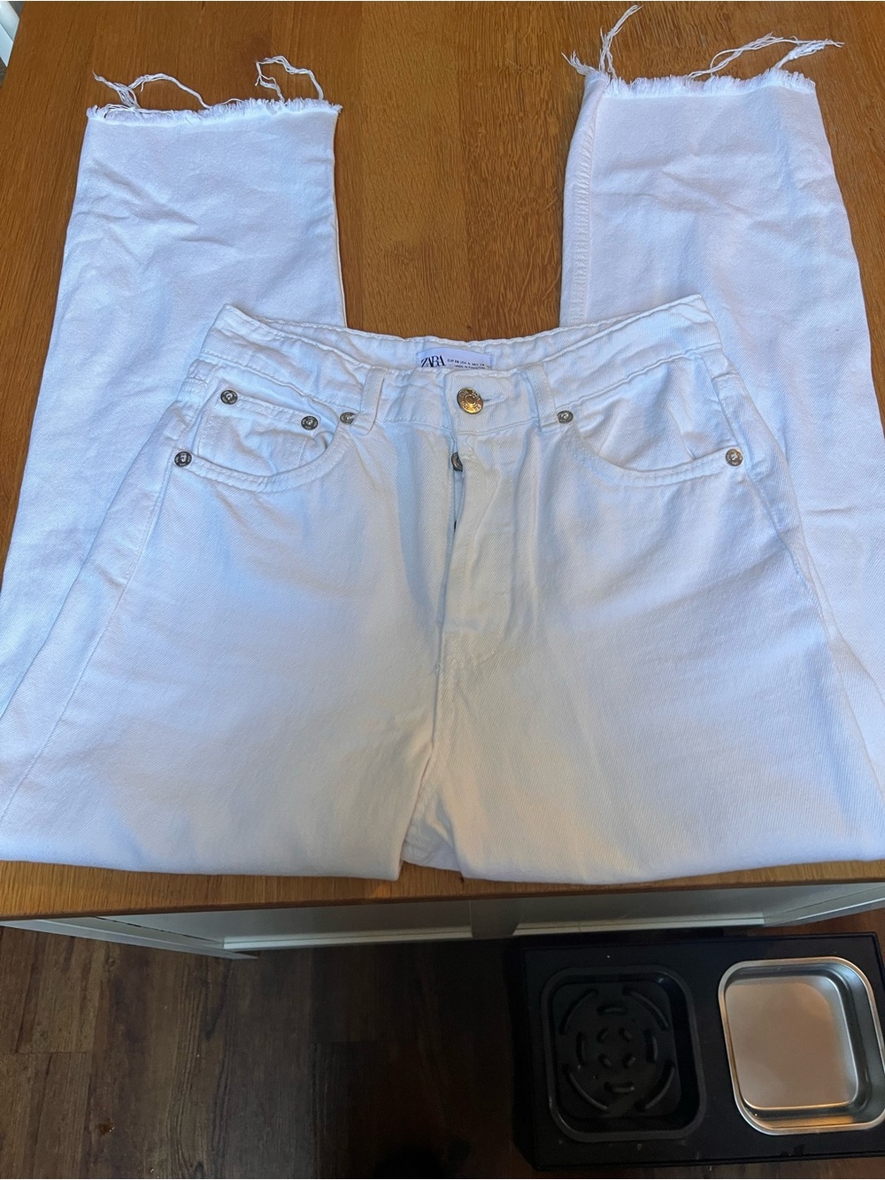 Zara White Cropped Jeans with Frayed Ankles